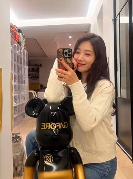 박신혜 셀카 뒤 보이는 ♥최태준과 신혼집, 초호화 운동화 컬렉션
