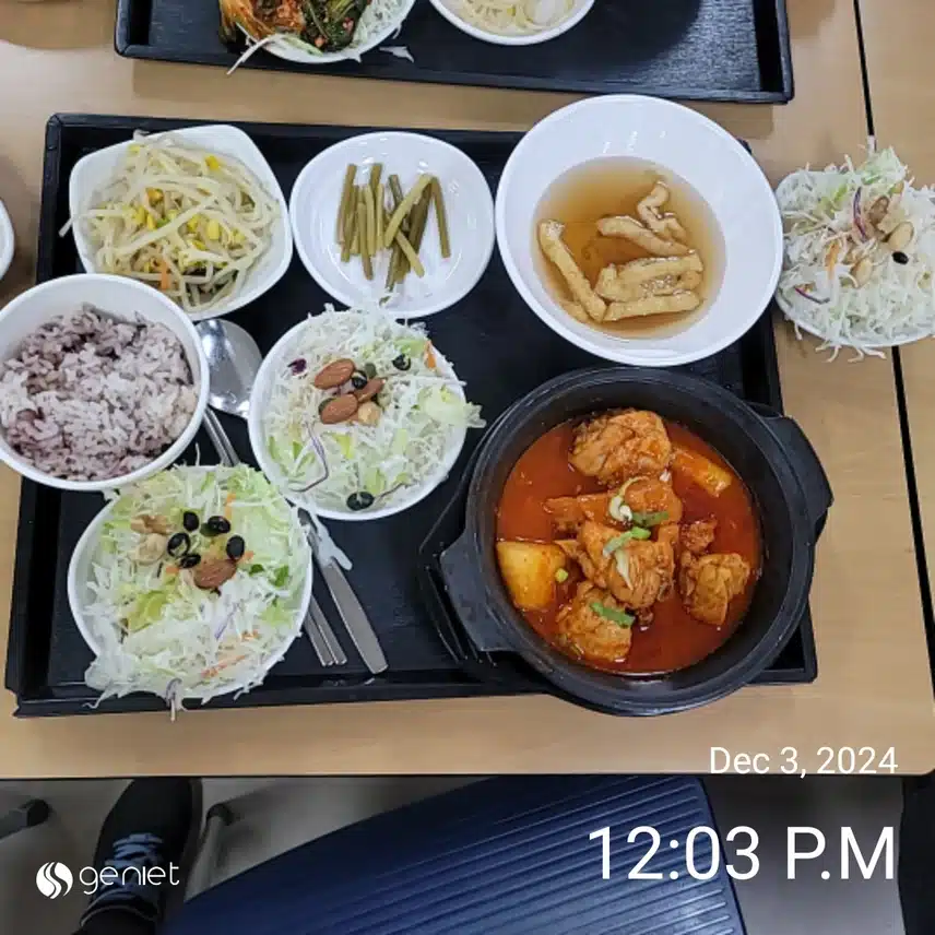 점심은 직원식당에서 닭볶음탕