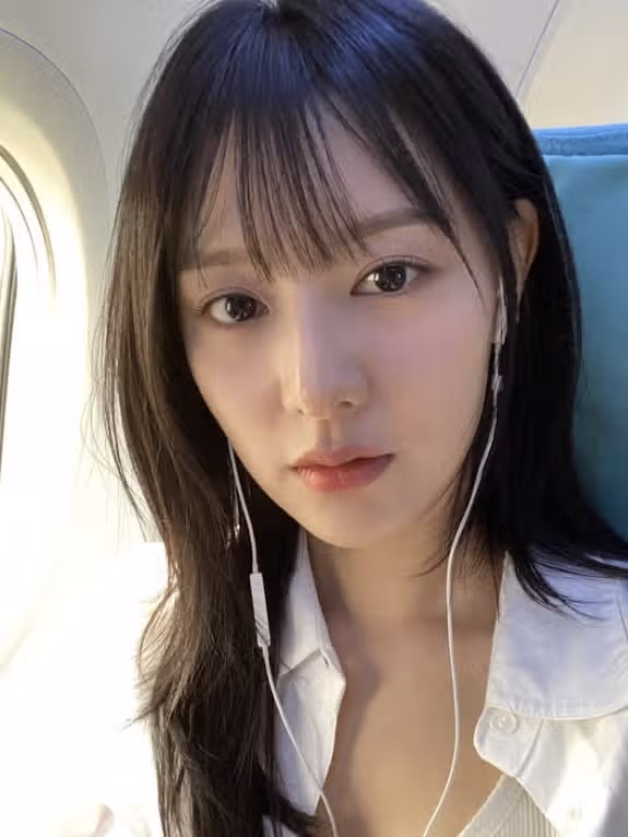 김지원 로제랑 취향 똑같네, 줄이어폰 끼고 첫사랑 비주얼
