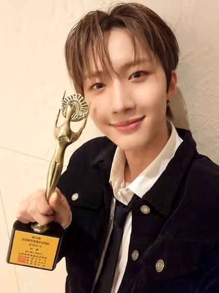 Hui Pentagon memenangkan Penghargaan Budaya dan Hiburan Korea... 