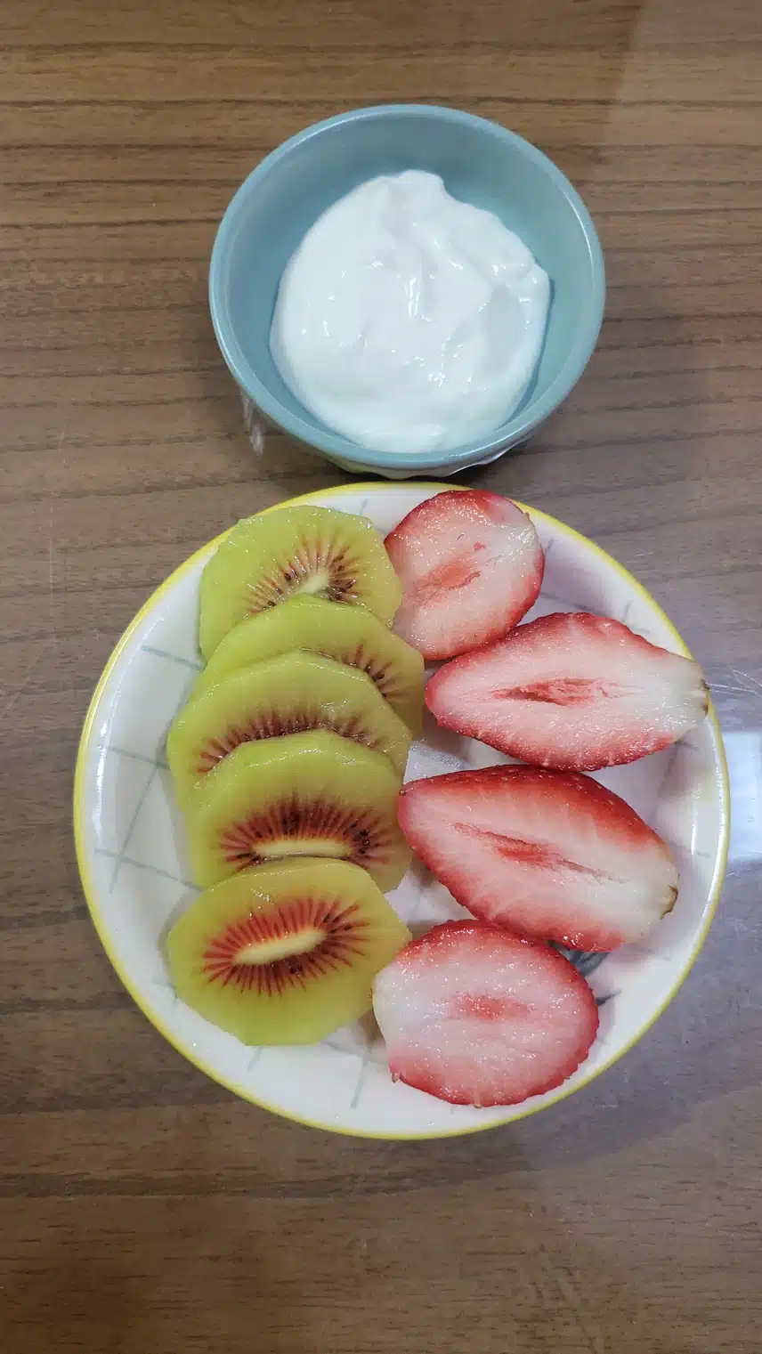 과일과 요거트랑 