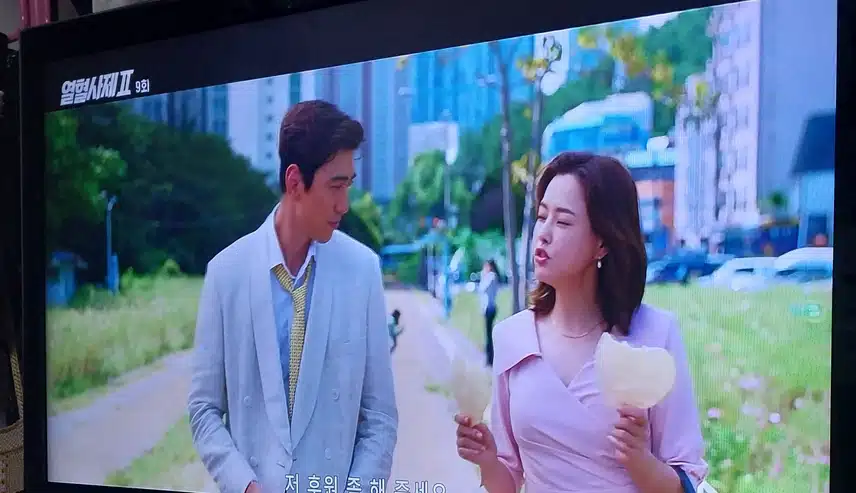 김홍식이랑 데이트할때 오버하는 이하늬배우님 너무귀엽네요