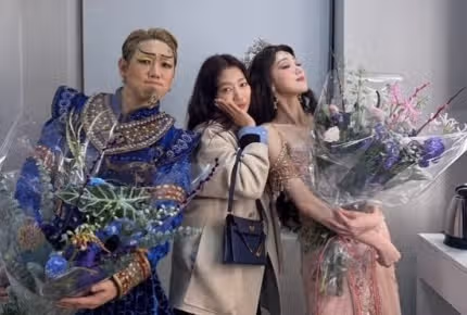 신혜님 이성경 뮤지컬 보러갔네요...의리있는 여인. 