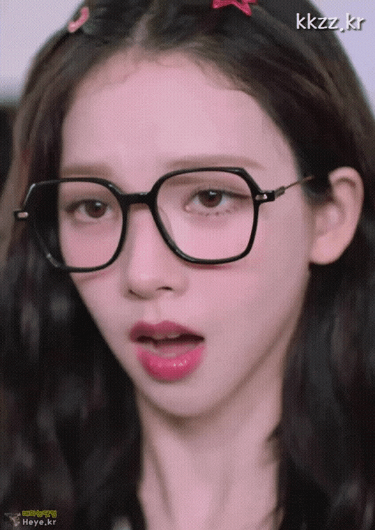 안경 쓴 카리나 gif모음