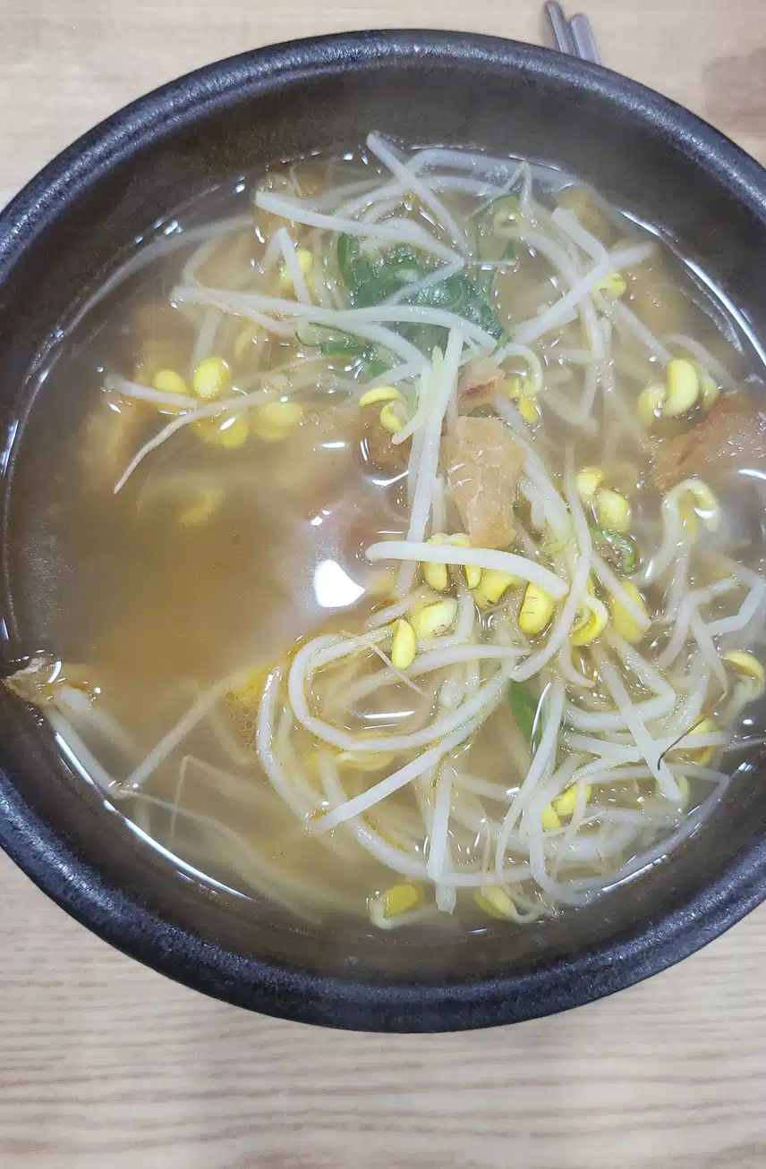 시원한 황태 콩나물국밥 먹어요.