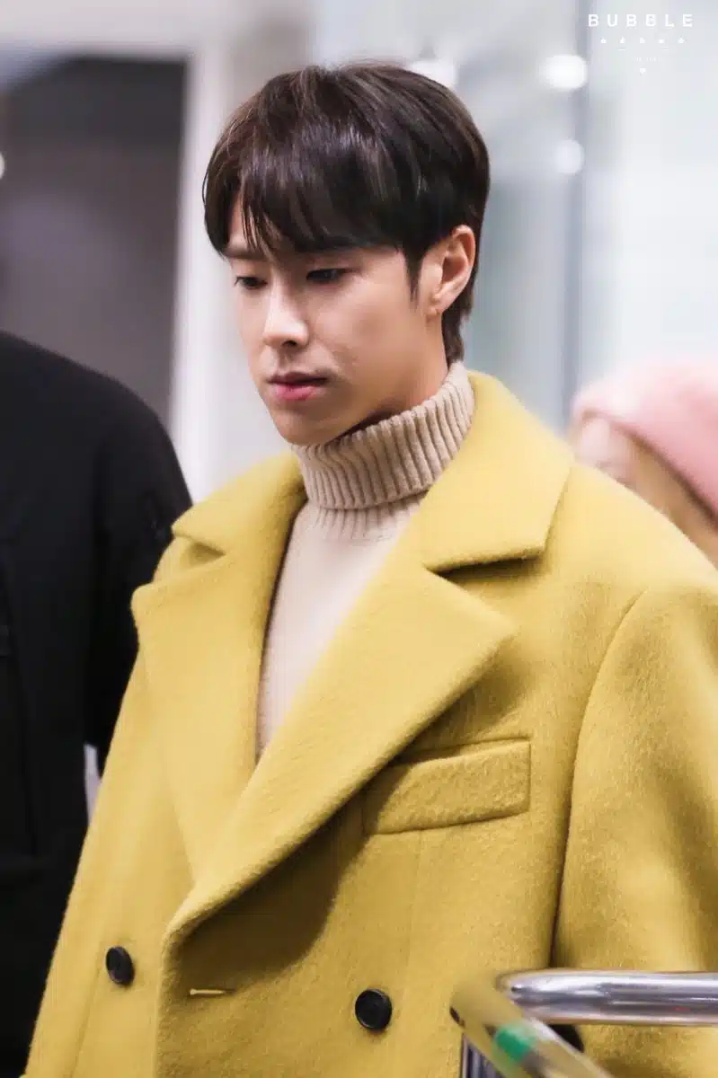 유노윤호 노랑색 코트입은 날