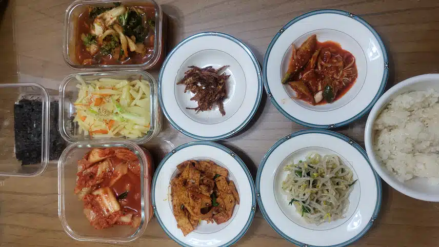 백반 한 상합니다.