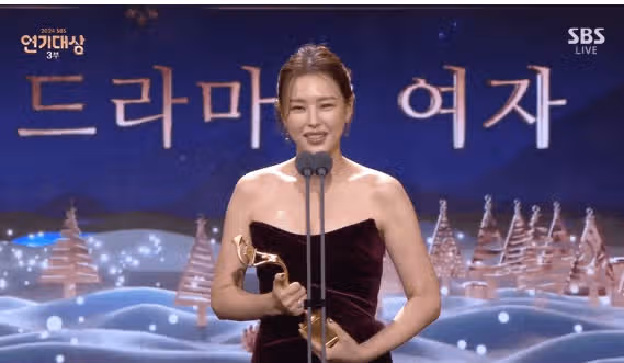 이하늬, 2024 SBS 연기대상 최우수 연기상 수상