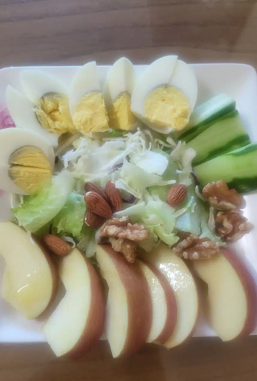 샐러드로 아침식사 합니다.