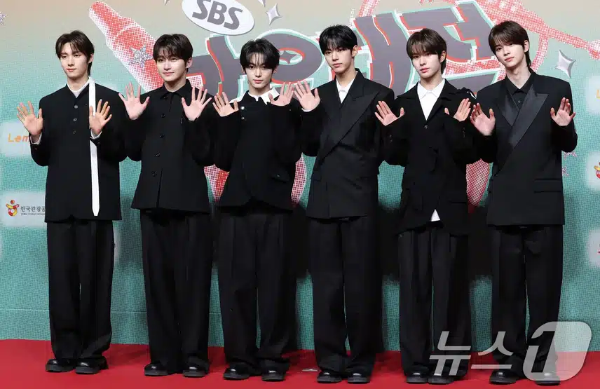 가요대전 레드카펫 올 블랙 투어스