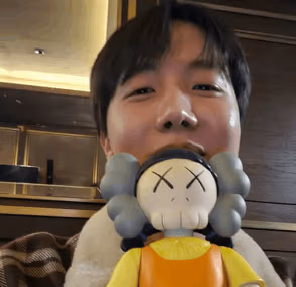 제이홉님 한정판 3억짜리 시계 구경하세요.
