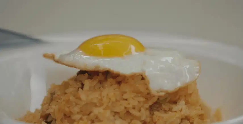 희주에게 김치볶음밥을 해주는 사언