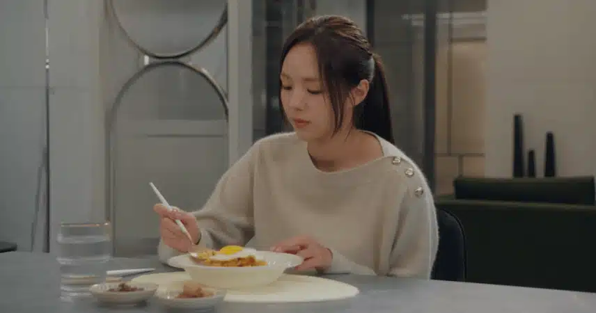 희주에게 김치볶음밥을 해주는 사언