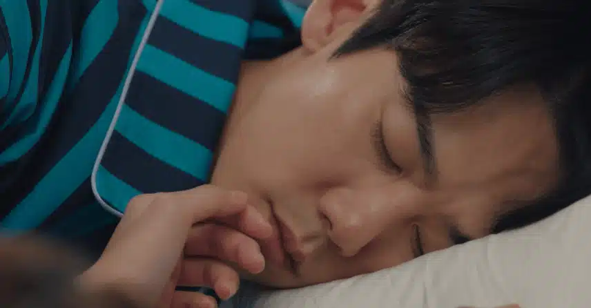 같은 침대에 누운 사언과희주 