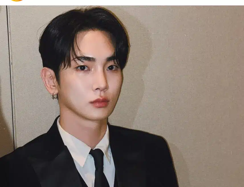 흑발에 블랙 수트가 너무 잘어울리는 가요대전 참석하는 키