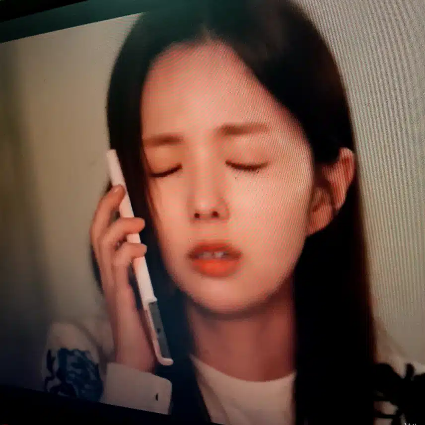 의혹을 풀어가려고 하는 여주인공