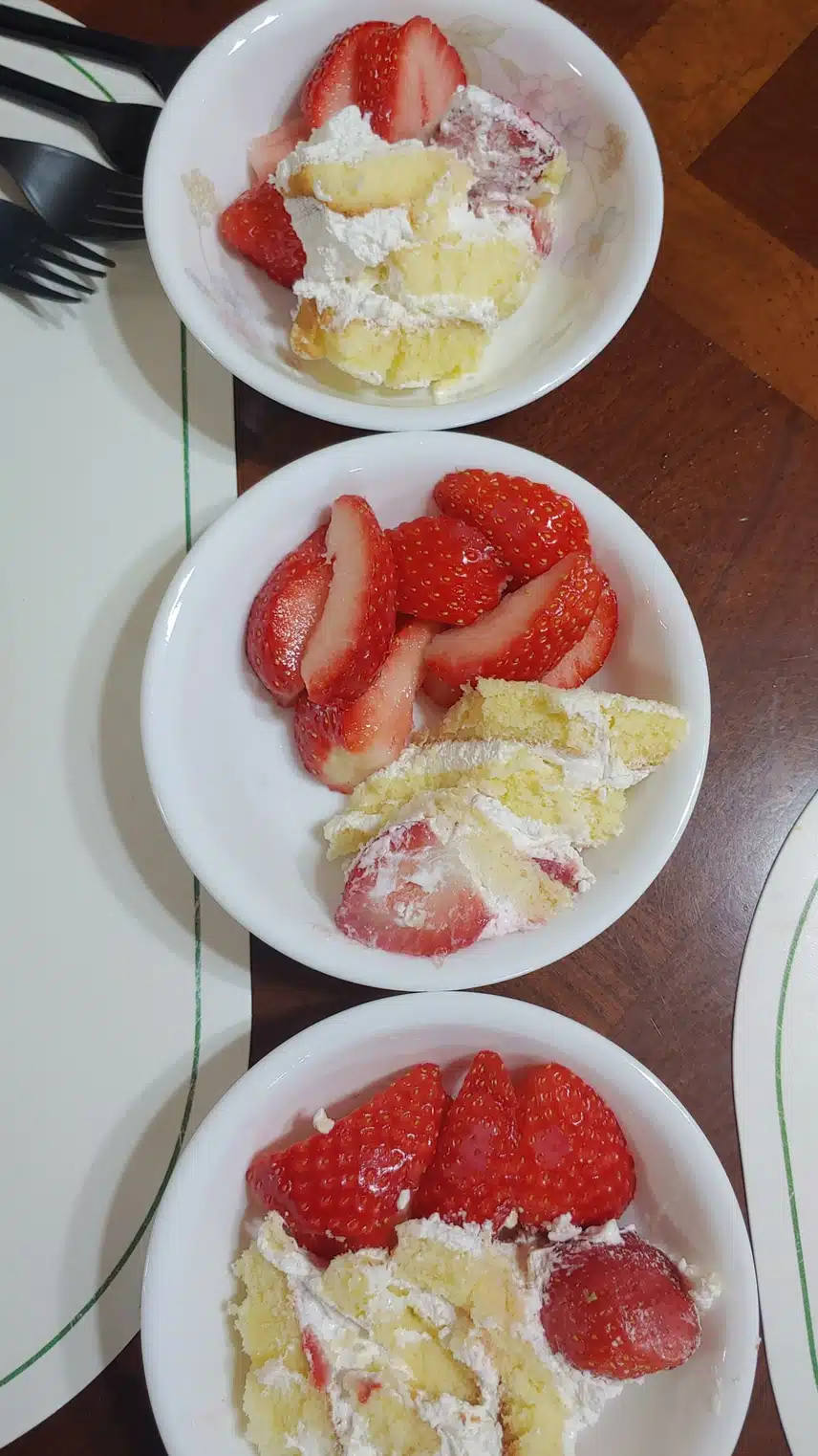 딸기와 🍓생딸기케잌 같이 먹으니 더 맛있어요