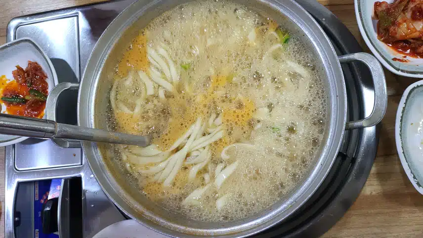 칼칼한 칼국수와 부추전으로 맛점합니다.