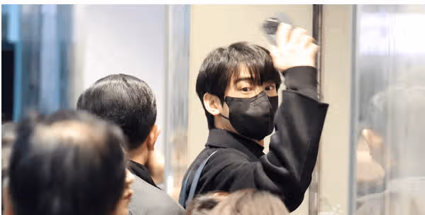 마스크로 가려도 잘생겼네요 ㄷㄷ 
