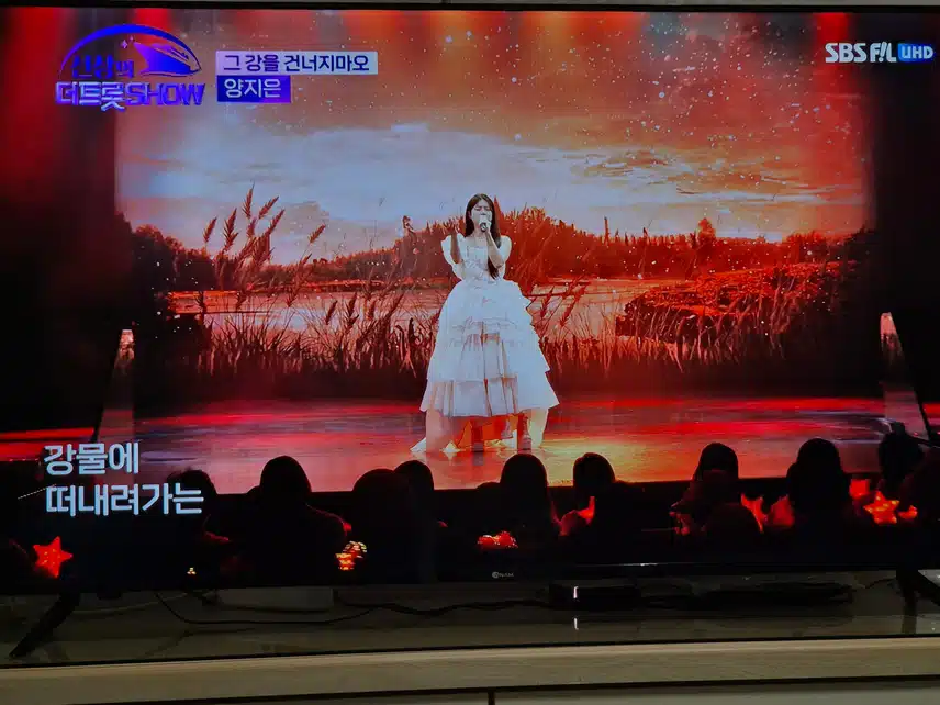 지은양의 감성깊은 목소리가 사람들을 빠져들게하는 무대였어요