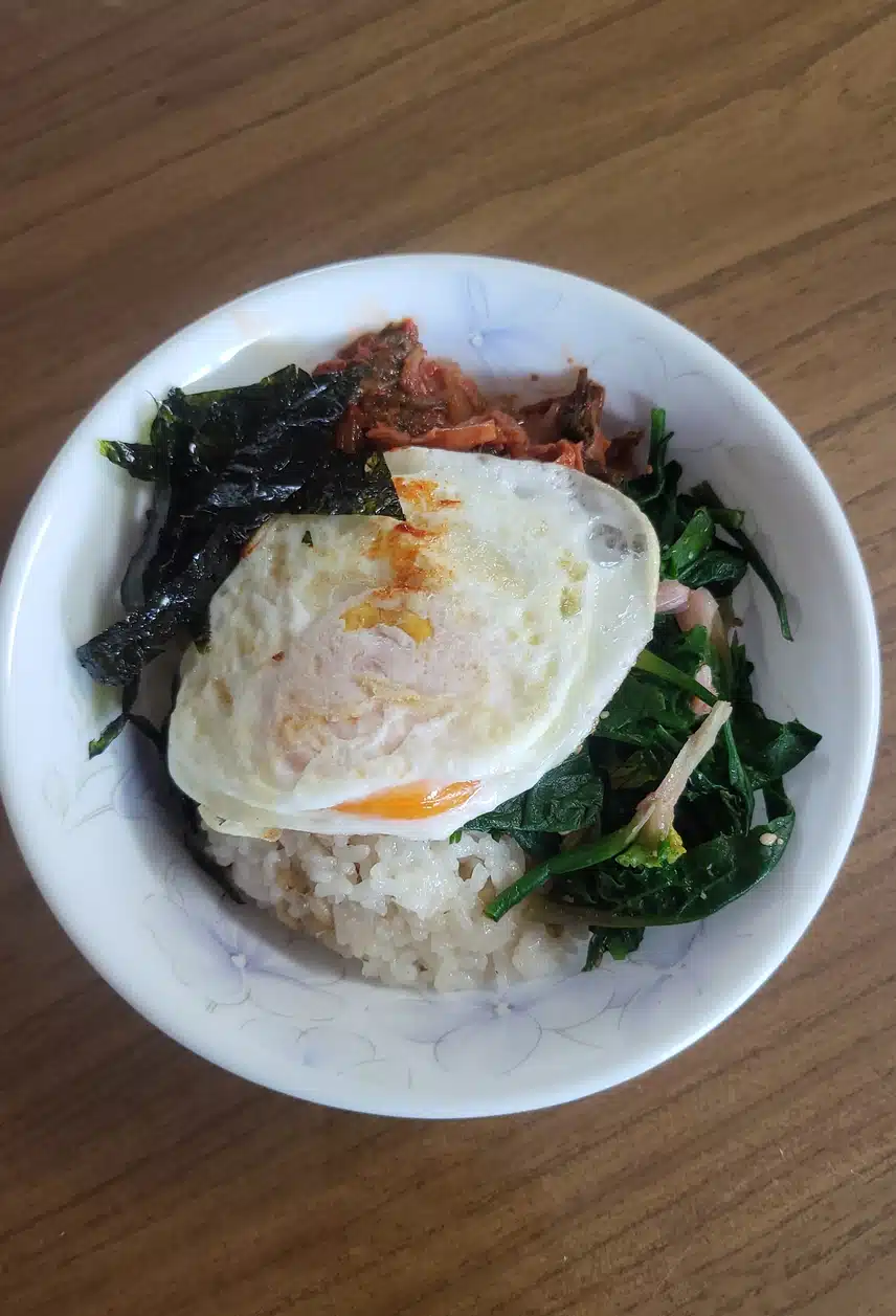 매콤한 고추장에 비벼요.