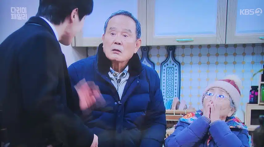 강주는 돈을 산에 다시 파묻기로 해요