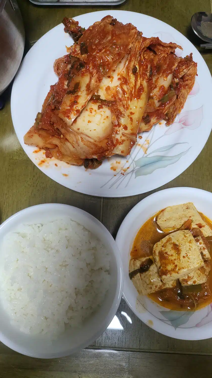 돼지갈비 김치찜 맛있죠.