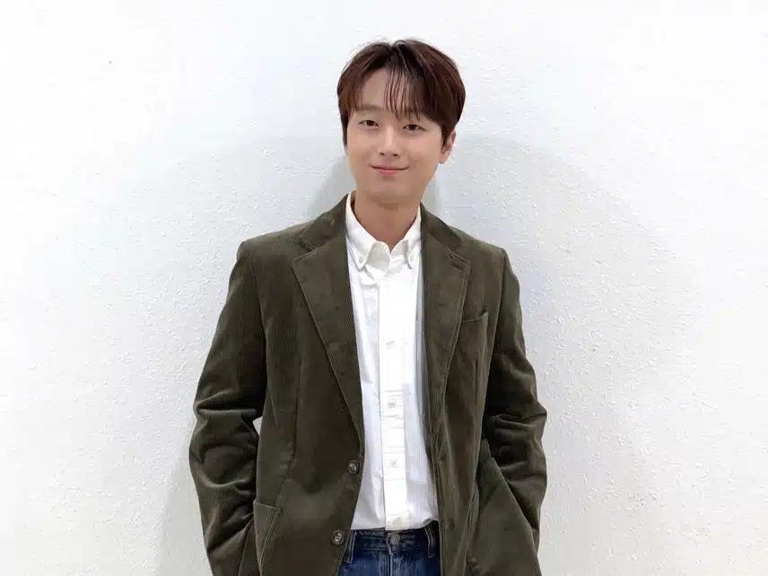 카키색같은 군밤색도 멋지게 소화하는 찬원님