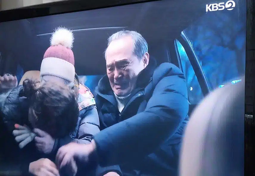 경찰서에서 풀러나는 다림이 엄마