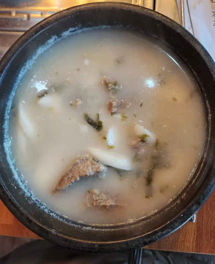 점심에 떡국을 먹었어요