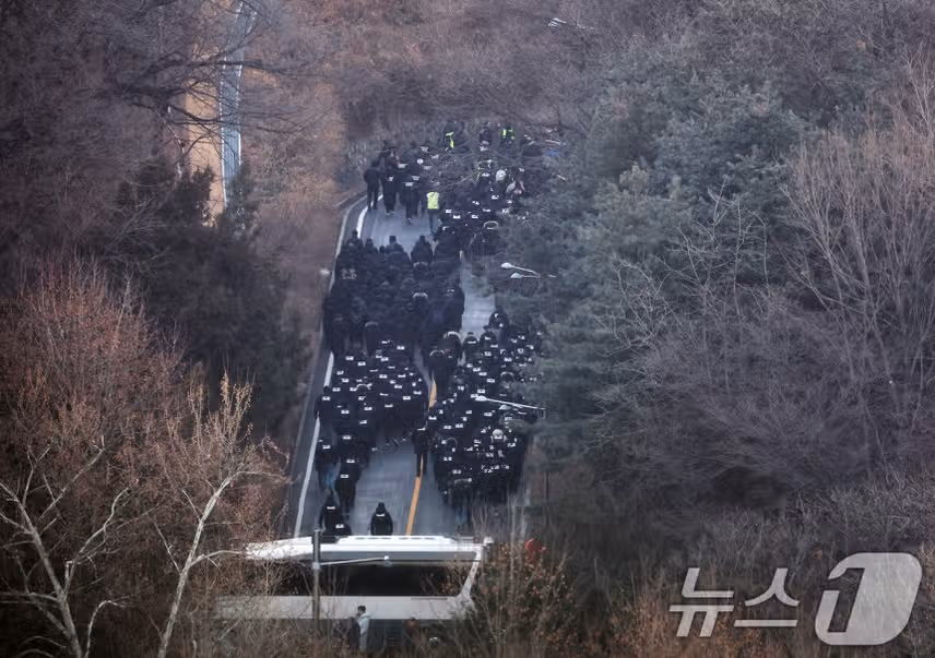 내란 우두머리 혐의' 윤석열 대통령 체포…비상계엄 43일 만