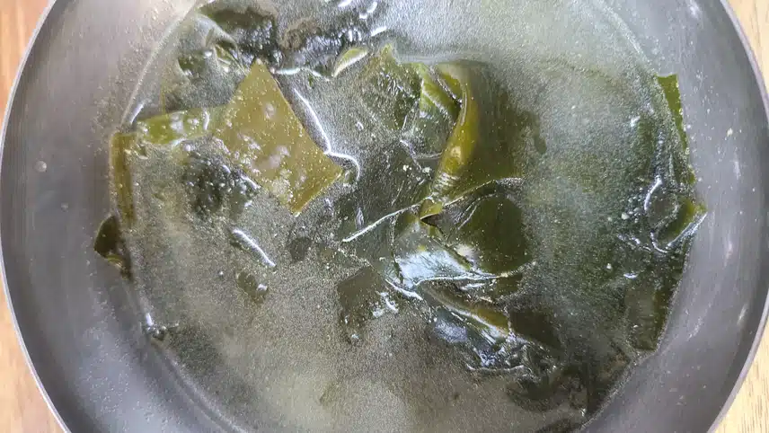 잔칫상엔 잡채가 감초네요.