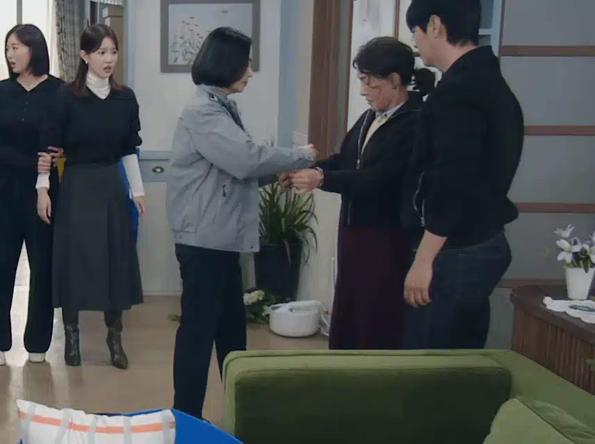 다림이 엄마,할아버지,할머니,무림이 손목에 수갑 채워질때 너무 당황스러웠습니다.