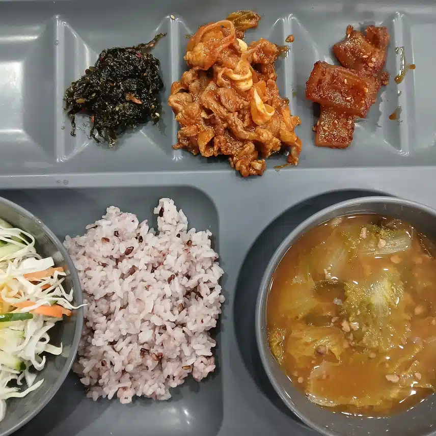 직원식당에서 저녁 먹고 퇴근해요~♡