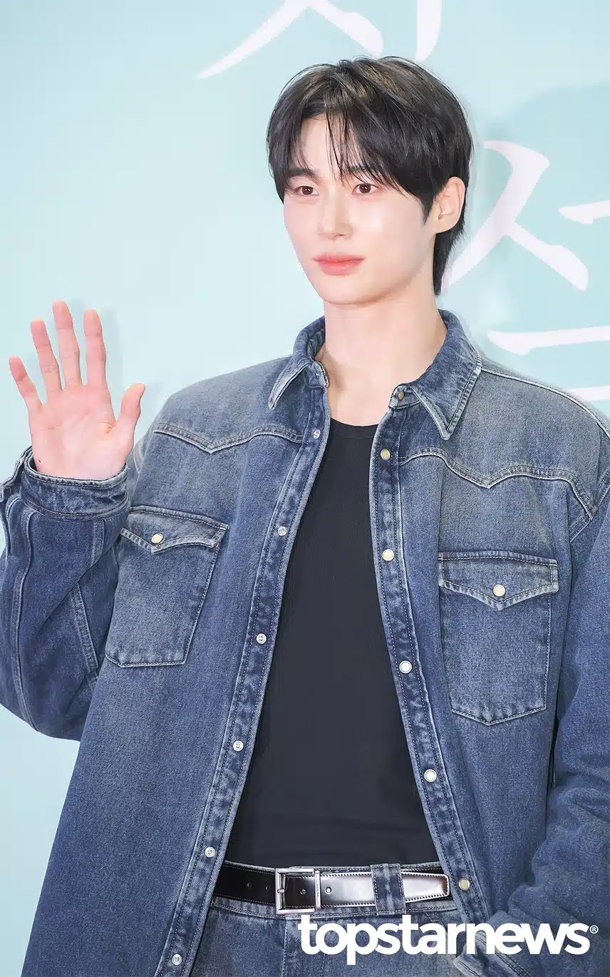 위버스에서 셀카 비하인드를 공개한 변우석님
