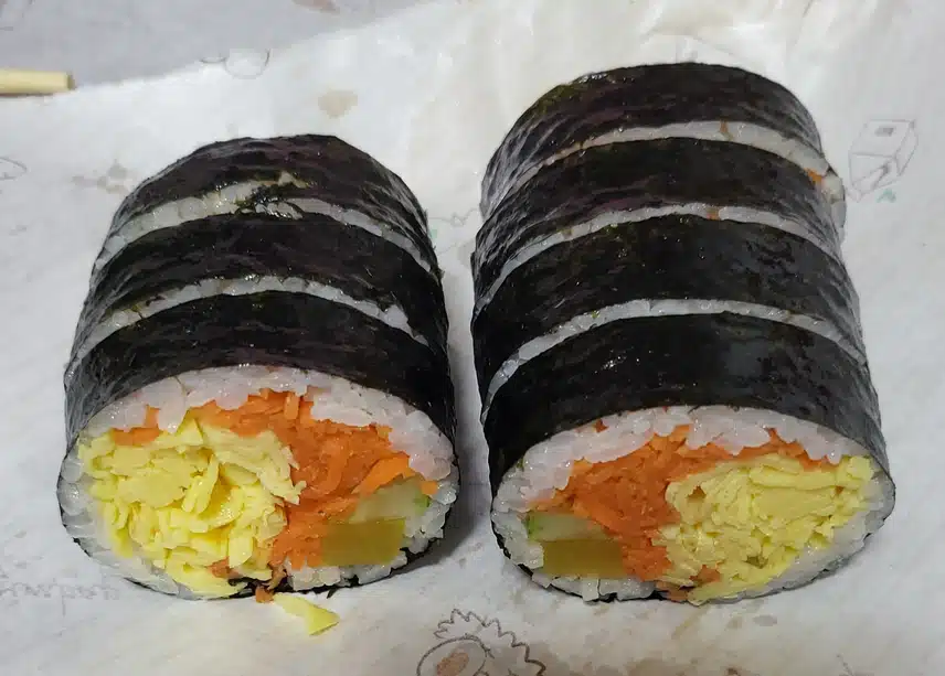 계란 김밥과 일반 김밥 먹어요.
