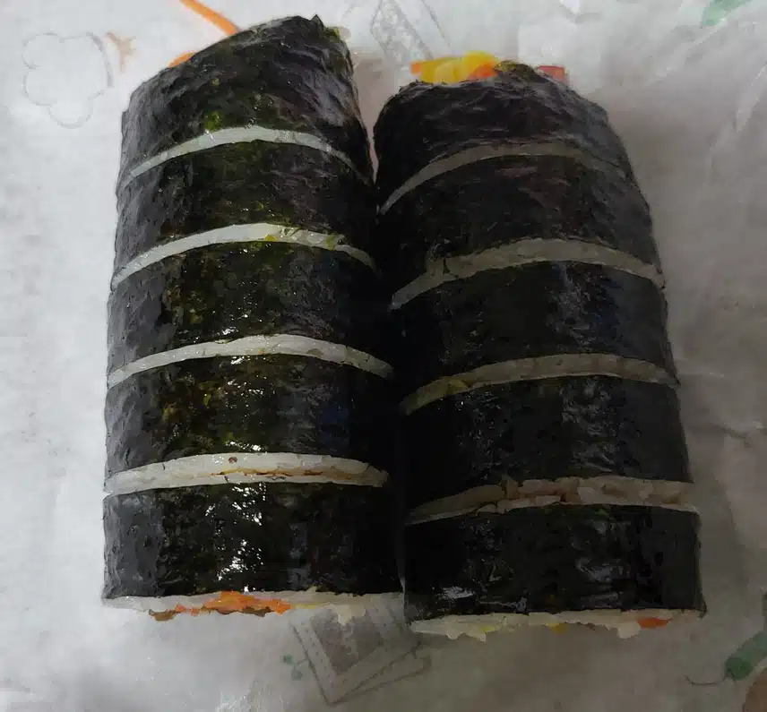 계란 김밥과 일반 김밥 먹어요.