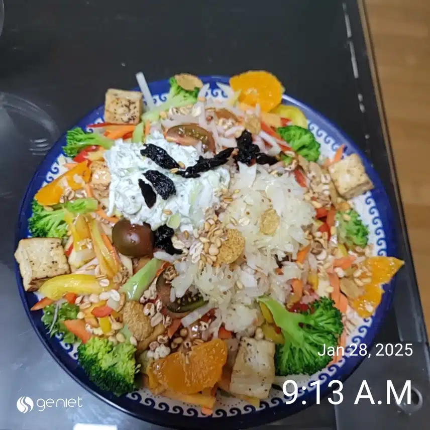 아침은 견과류, 샐러드, 나물잡곡비빔밥