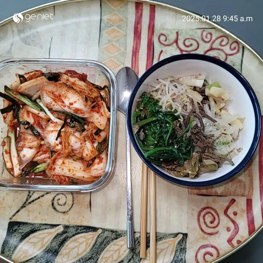 아침은 견과류, 샐러드, 나물잡곡비빔밥