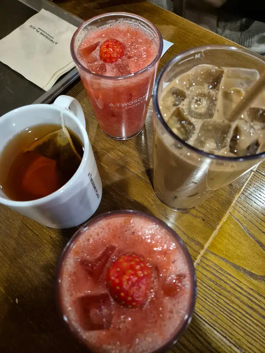 카페 나들이 나왔어요~