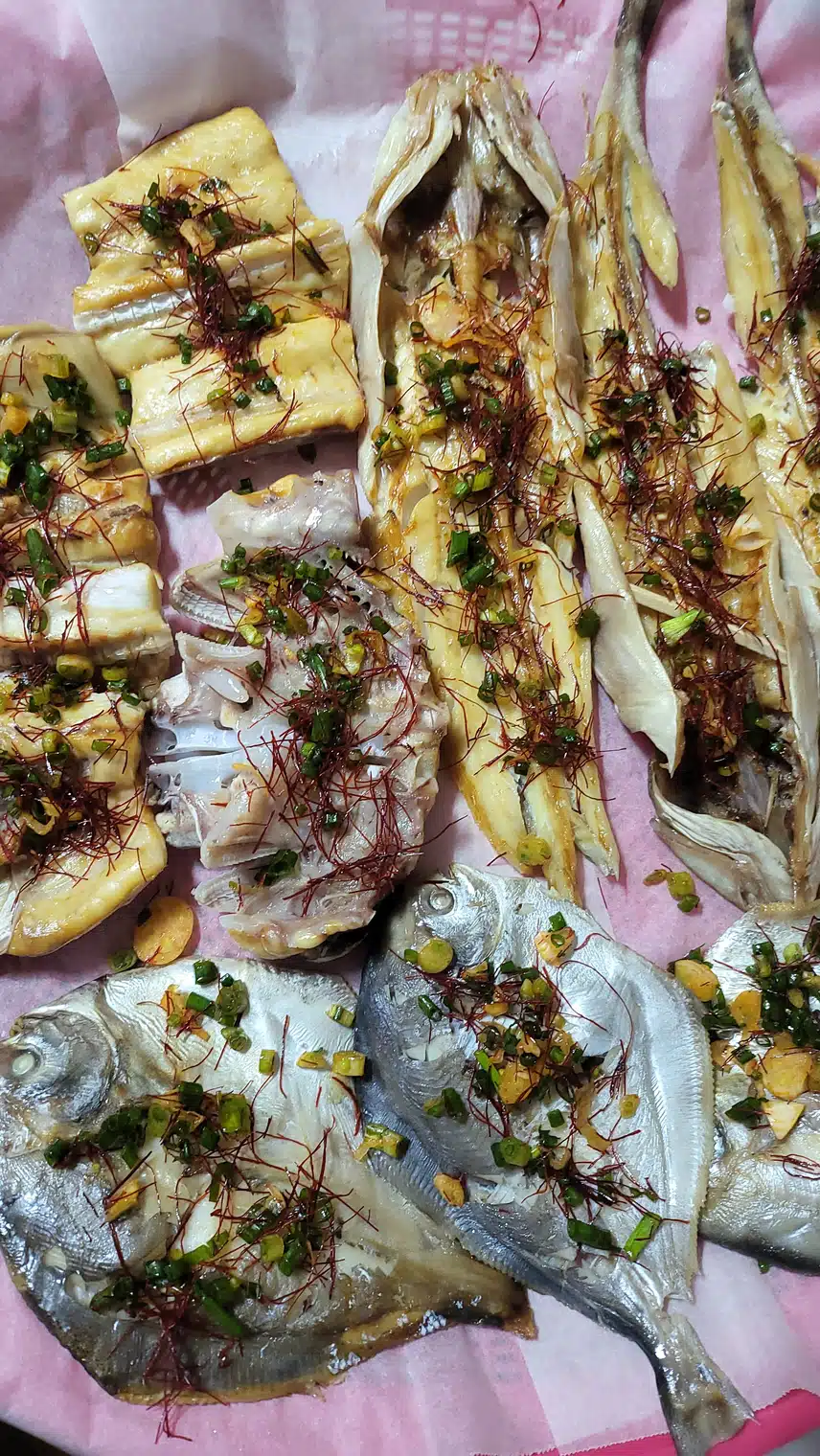 생선 쪄서 주네요.