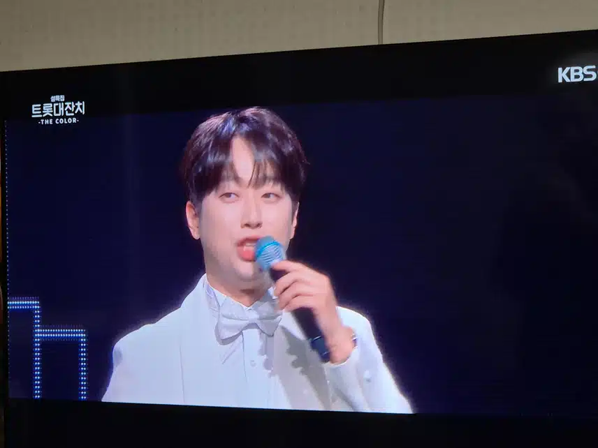 이찬원님 트롯대잔치 사회를 보시네요
