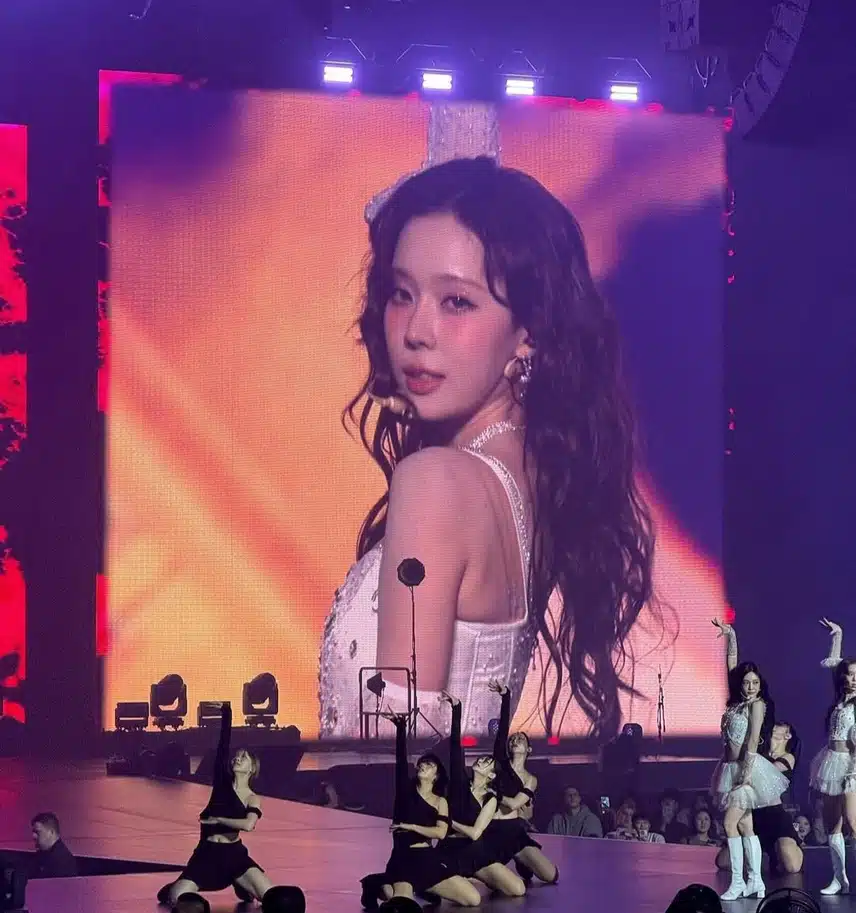 어제 에스파 시애틀로 콘서트 전광판jpg