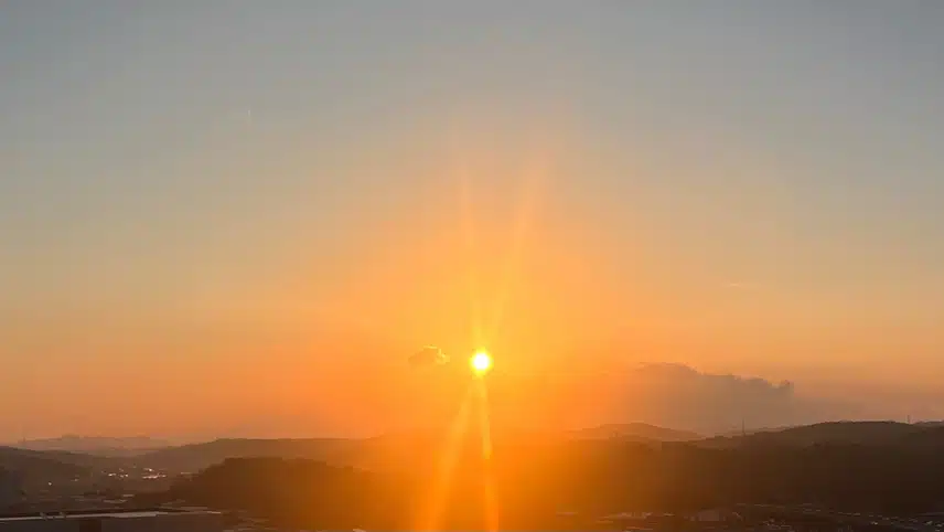초미세먼지 사이로 아련한 아침 해 ☀️