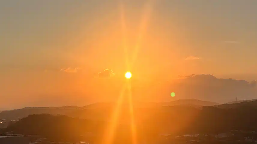 초미세먼지 사이로 아련한 아침 해 ☀️