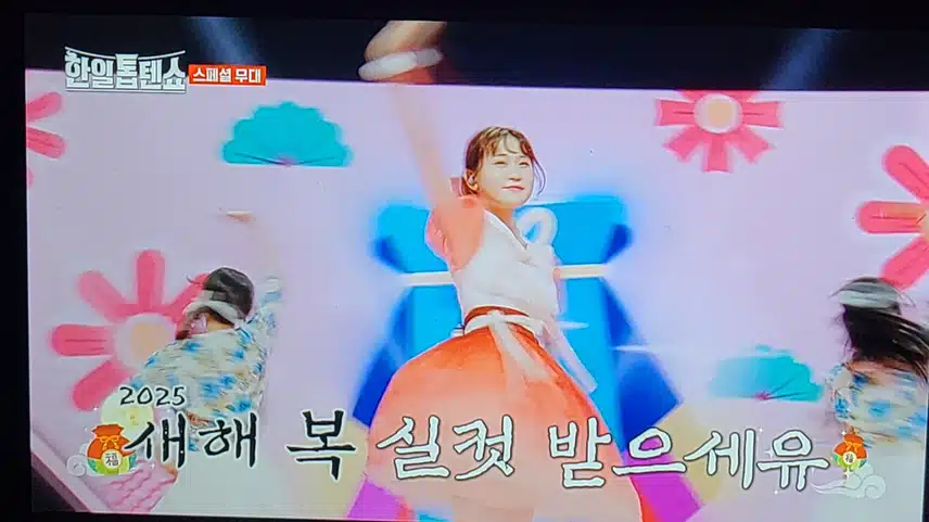 오프닝부터 다현이의 신곡들으니 복 받을 것 같아요.