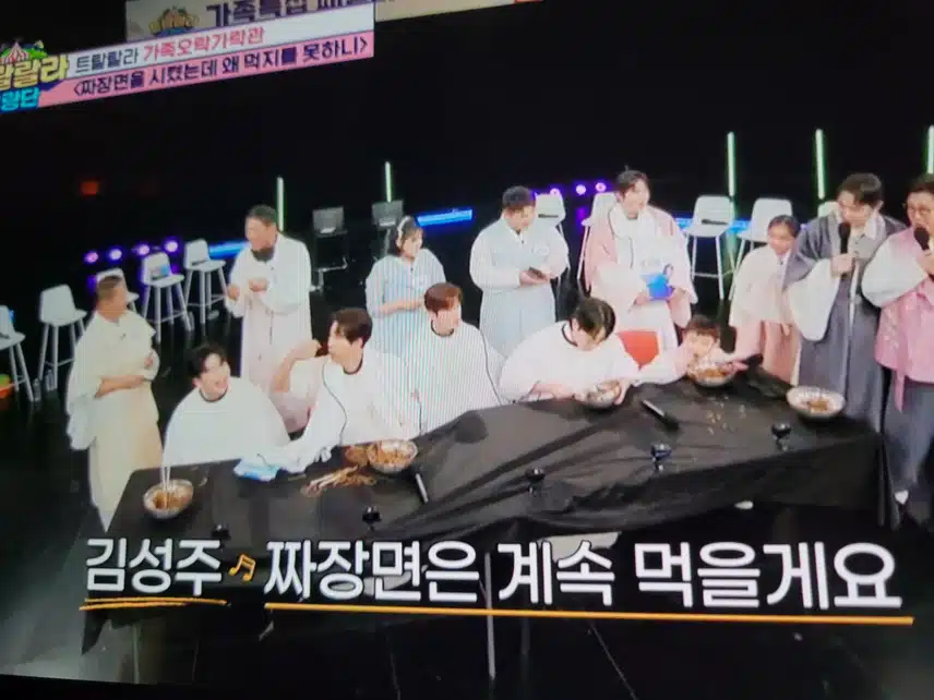 짜장면 먹는거 너무 웃겨요