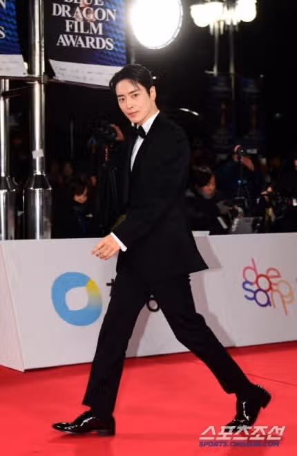 진짜 요리보고 조리봐도 완전 잘생기고 멋지네요