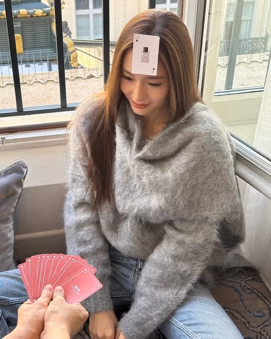 Krystal 在拍照时玩耍