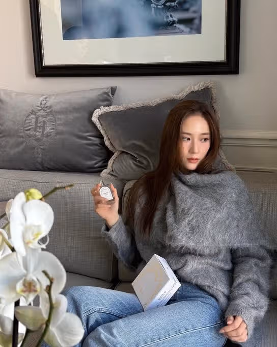 Krystal 在拍照时玩耍
